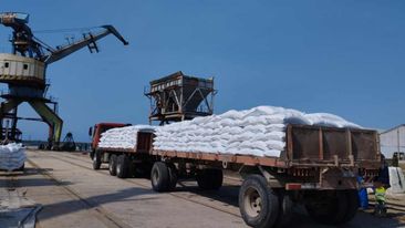 📢Atención tuneros ‼️ Comenzó en el Puerto de Carúpano el proceso de descarga del Buque 🚢de arroz y a su vez la carga de los camiones. 👏 Ya salieron las primeras 2⃣5⃣ toneladas de arroz para comenzar la distribución. #LasTunas #MincinCuba