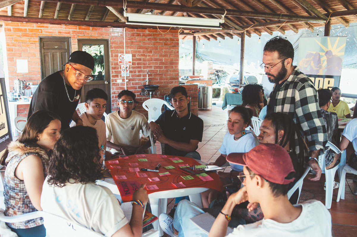 🎉 Hoy celebramos a @fmisangre, entidad afiliada que durante 18 años ha promovido la equidad, libertad y diversidad en las regiones para que las nuevas generaciones sean protagonistas en la construcción de una cultura de paz en Colombia. Feliz cumpleaños 1️⃣8️⃣✨🎊 @JUANES…