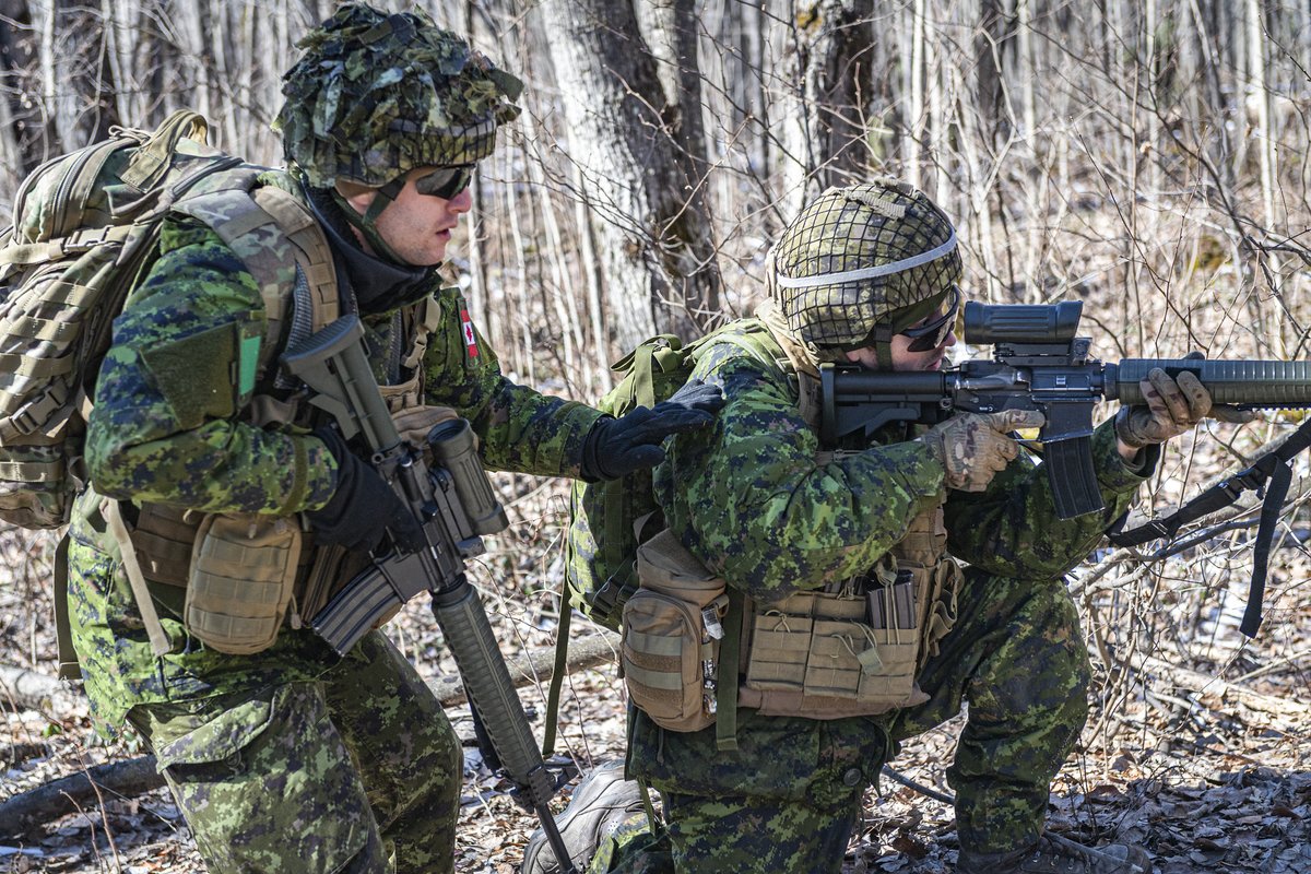Members from @4CdnDiv4DivCA recently had the opportunity to train with Army reserves units from across Ontario at CFB Petawawa. Together, they participated in urban operations on the weekend of March 24. #StrongProudReady 📸 Photo: MS Dan Bard