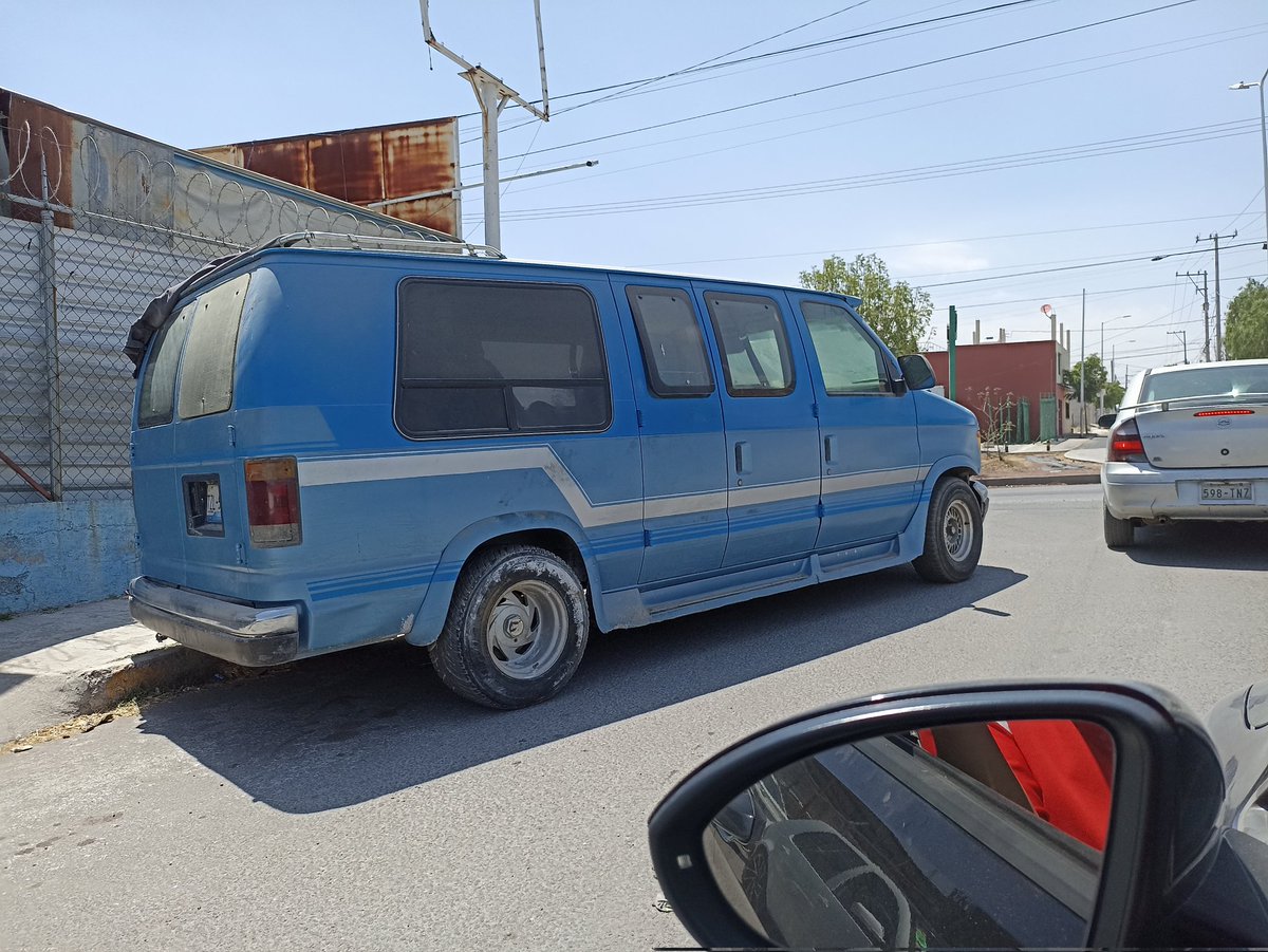 derekcbertiz's tweet photo. Esta camioneta está atravesada, no sabemos si está abandonada o que pasa? @911Puebla @Gob_Puebla @RupiReportero_ que se puede hacer? https://t.co/bQTMT4gf3l