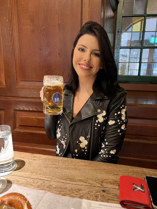 1 pic. I’m Munich!! I’m kinda bummbed mustard is not for pretzels here…. But enjoining the food!! https://t