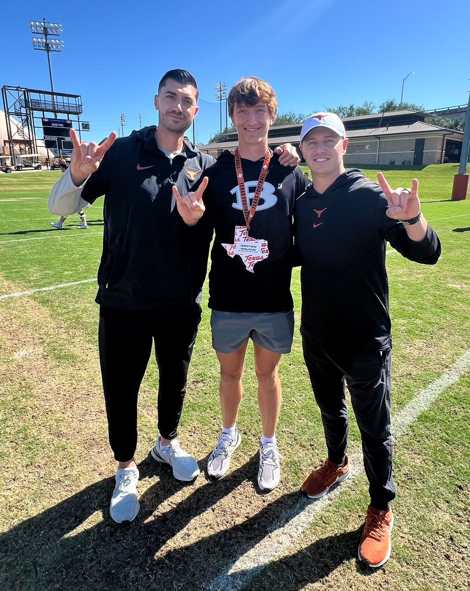 Great day at @TexasFootball watching spring practice! Looking forward to the spring game. 
Thank you @milwee4 and @MikeBimonte_ #hookem #allgasnobrakes 

@JGriedl @Coach_Cupp @JonFlem 

@BillyEmbody @Perroni247 @samspiegs @MaxPreps @Rivals @MikeRoach247 @SWiltfong247
@adamgorney