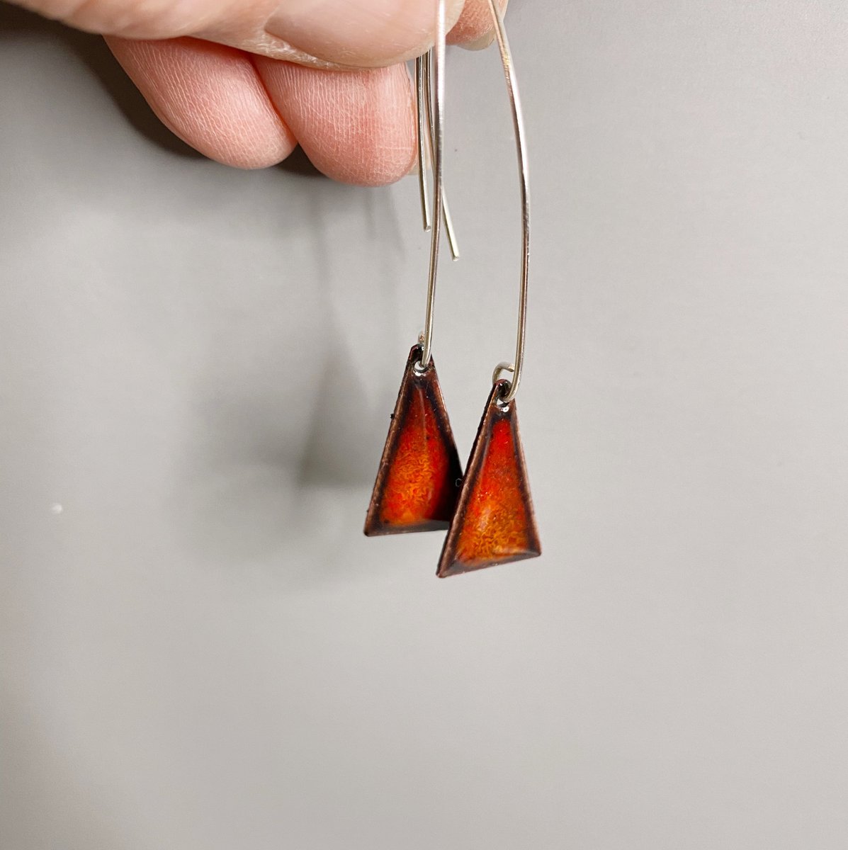 Red Triangle Enamel Dangle Earrings, Gift for Sister, Geometric Earrings in Bright Red tuppu.net/c316e217 #ShopIndie #MaisyPlum #Etsy #MHHSBD #MyNewTag #UKCraftersHour #TriangleEarrings