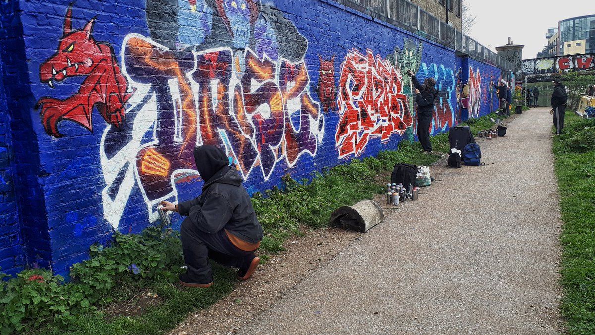 #Artists at work. Part of my #CapitalRing #walk. 

#streetart #walking #walkingLondon #Londonwalking #photography #streetphotography #urbanlandscape #visitbritain #visitengland #visitlondon #strava #stravaphotos #stravawalking #Cuban #Immigrant #Londoner #London #Londres