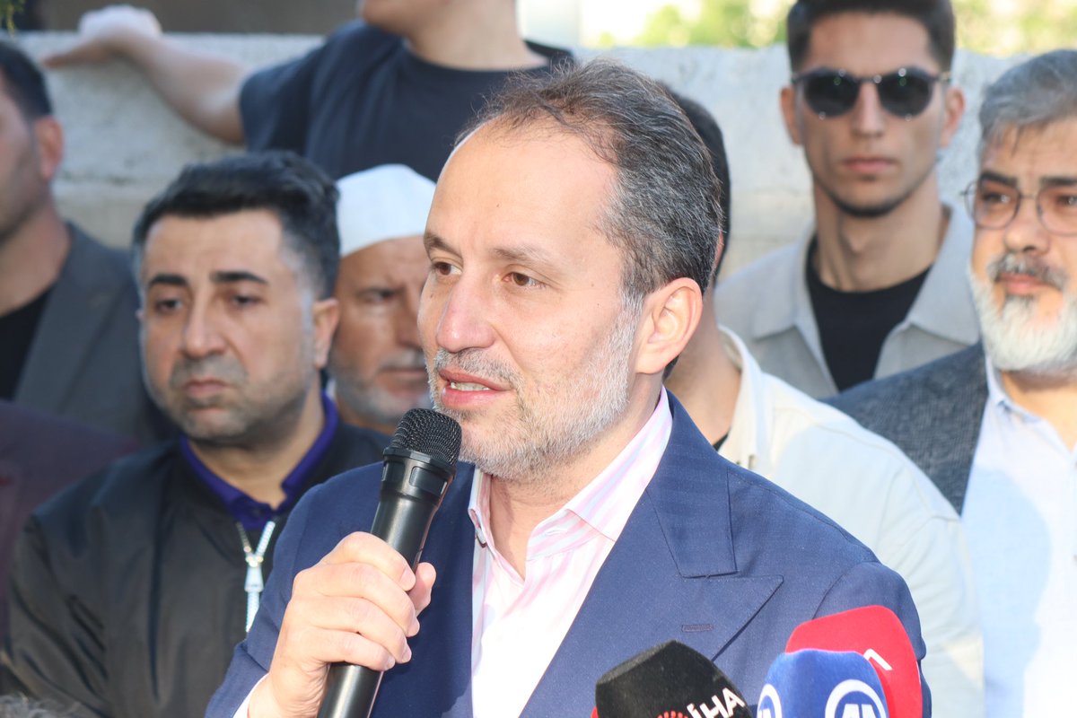 erbakanfatih's tweet photo. Bugün teşkilat mensuplarımızla Merhum Liderimiz Erbakan Hocamızın kabrini ziyaret ettik ve bayramlaşmamızı gerçekleştirdik. Cenab-ı Allah bu bayramı başta Gazze’de olmak üzere tüm dünyada zulme uğrayanların kurtuluşuna vesile eylesin inşallah. https://t.co/a93psb2yvg