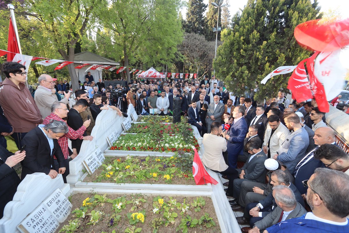 Bugün teşkilat mensuplarımızla Merhum Liderimiz Erbakan Hocamızın kabrini ziyaret ettik ve bayramlaşmamızı gerçekleştirdik. Cenab-ı Allah bu bayramı başta Gazze’de olmak üzere tüm dünyada zulme uğrayanların kurtuluşuna vesile eylesin inşallah.