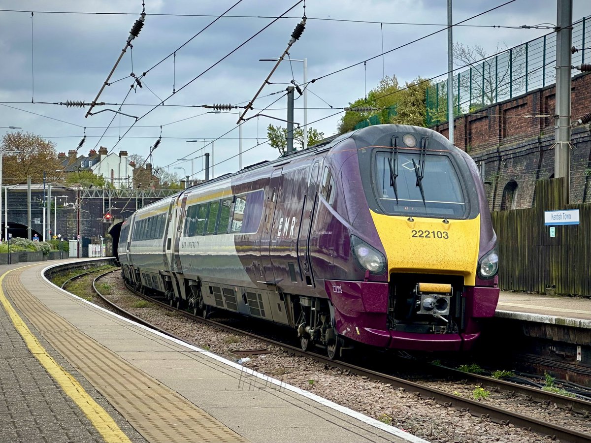 East Midlands Railway InterCity #Class222 222103 at ease, on the Up & Down Slow (originally the Down Fast of the #MML), after working 5D99 1724 London St Pancras International > Kentish Town