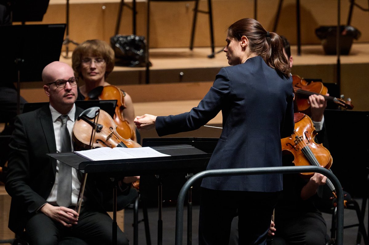 El 'Concierto para trompeta y orquesta' de Haydn, con el trompeta Manuel Blanco y @LazarovaDelyana como directora invitada, ha conquistado al público de @baluarte . La 'Sinfonía nº 9' #Dvorak y la 'Obertura de Egmont' #Beethoven han completado un programa muy aplaudido