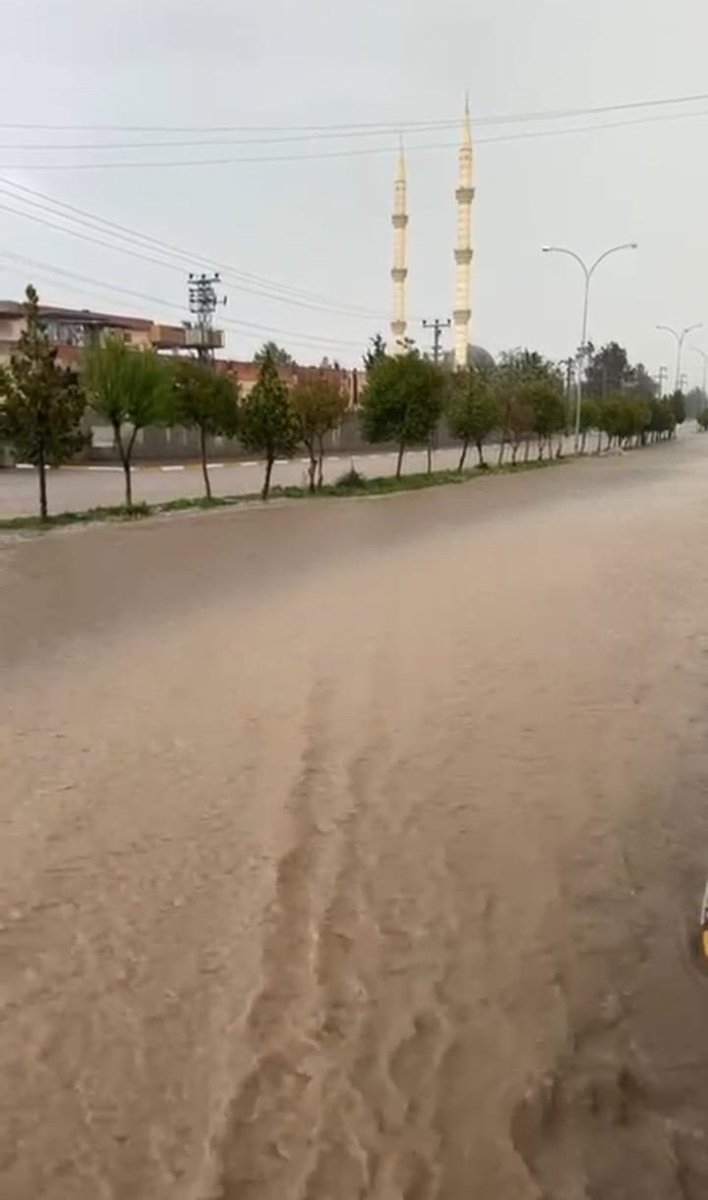 Çevre kırsal kesim ve Bölgemizde yaşanan kısa süreli şiddetli yağış nedeni ile bölgemizde sel felaketi meydana gelmiş, kurulan kriz masamıza 12  fabrikadan su baskını ihbarı gelmiştir <a href="/suskigm/">ŞUSKİ GM 🇹🇷</a> desteği ile müdahale edilmektedir, ayrıca yolda kalan 7 araç kurtarılmıştır.