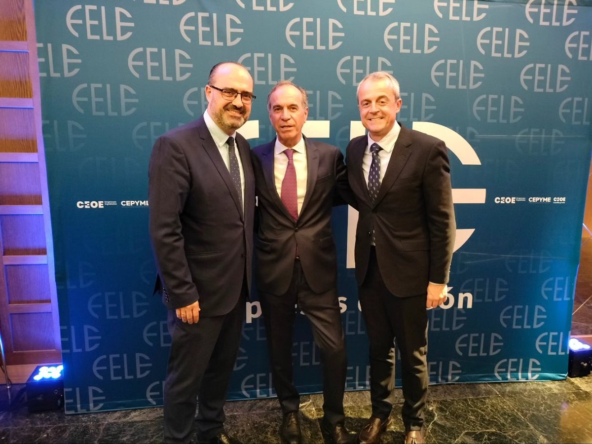 AytoPonferrada's tweet photo. El alcalde de #Ponferrada, @MoralaMarco, y el concejal de Hacienda, @laponferrada, han acudido a la Asamblea General Electoral de @feleleon donde Juan María Vallejo, ha sido reelegido como presidente para los próximos 4 años. https://t.co/37KODH2w4V