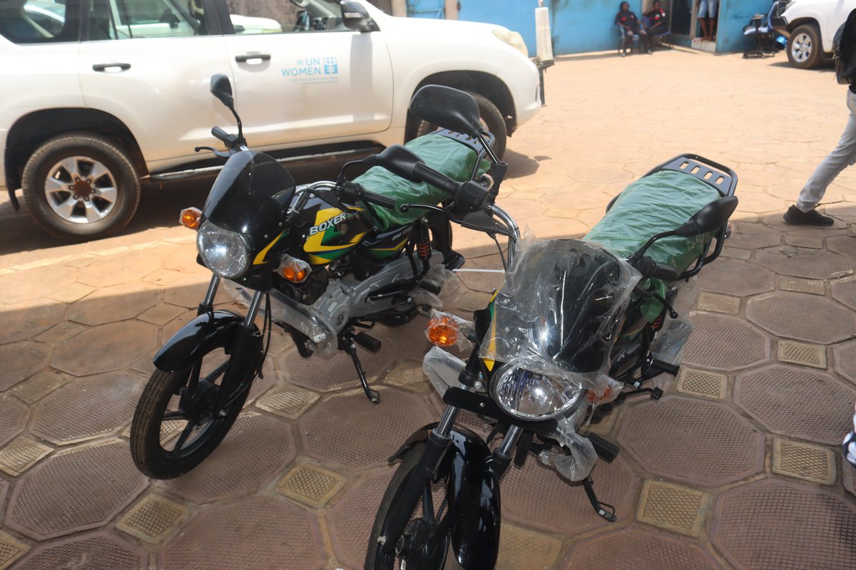 Earlier today, @UNWOMEN_SL presented 700 dignity kits, 2 desktop computers & 2 motorbikes to the Hon. Minister of Gender, Dr. @IsataMahoi as part of efforts to equip the #OneStopCentres in #SierraLeone @mogca_S_L.Thanks to the generous support from Irish Aid @IrlEmbFreetown #SGBV