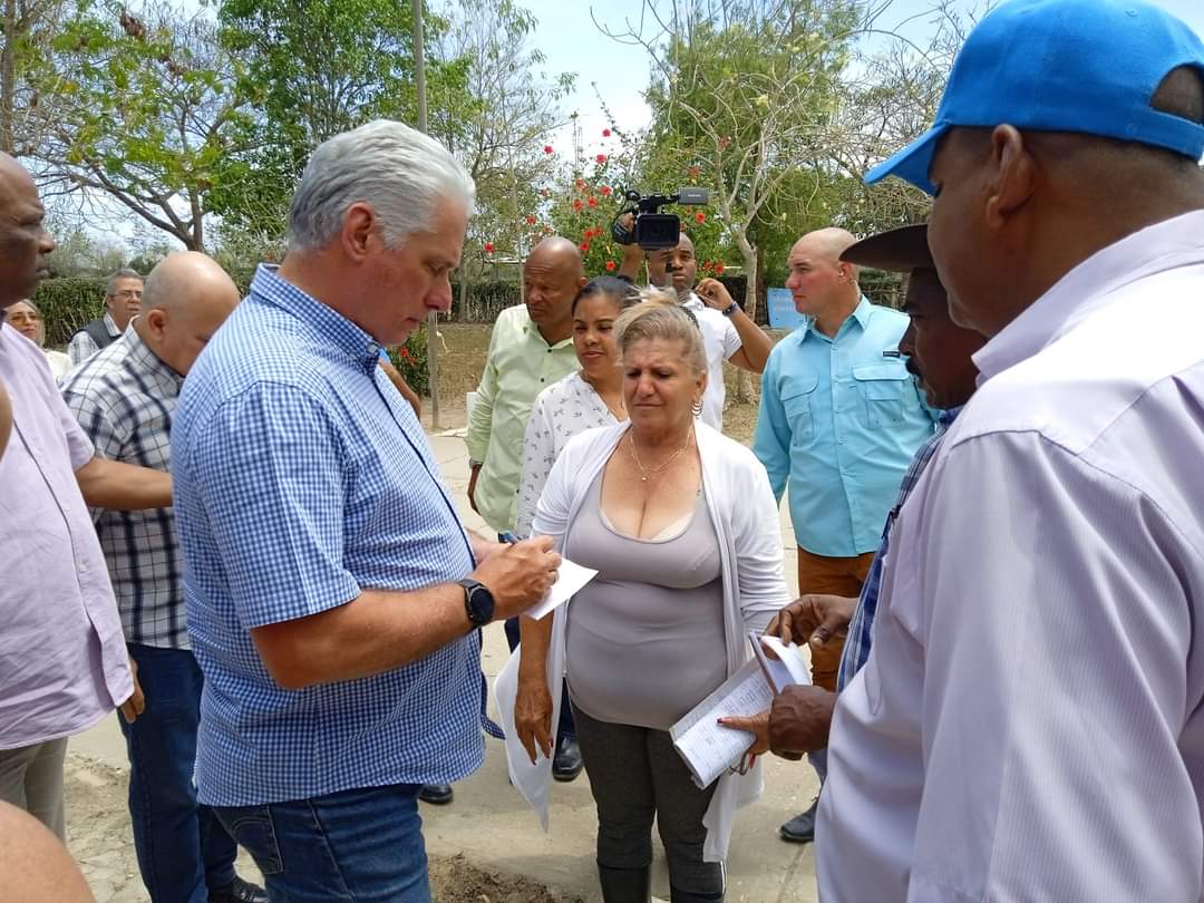 Sobre la experiencia laboral aplicada en la UBPC "Luis Antonio Leal", del municipio de #Jiguaní, #ProvinciaGranma, perteneciente a la Empresa Pecuaria 14 de Junio, conoció <a href="/DiazCanelB/">Miguel Díaz-Canel Bermúdez</a> al intercambiar con directivos y trabajadores de la Vaquería "Las Margaritas".