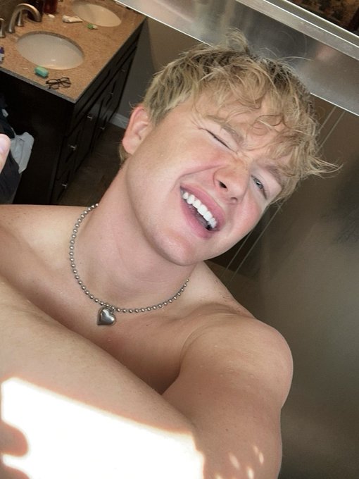 1 pic. cum shower w me;) https://t.co/IpprkGCAxP