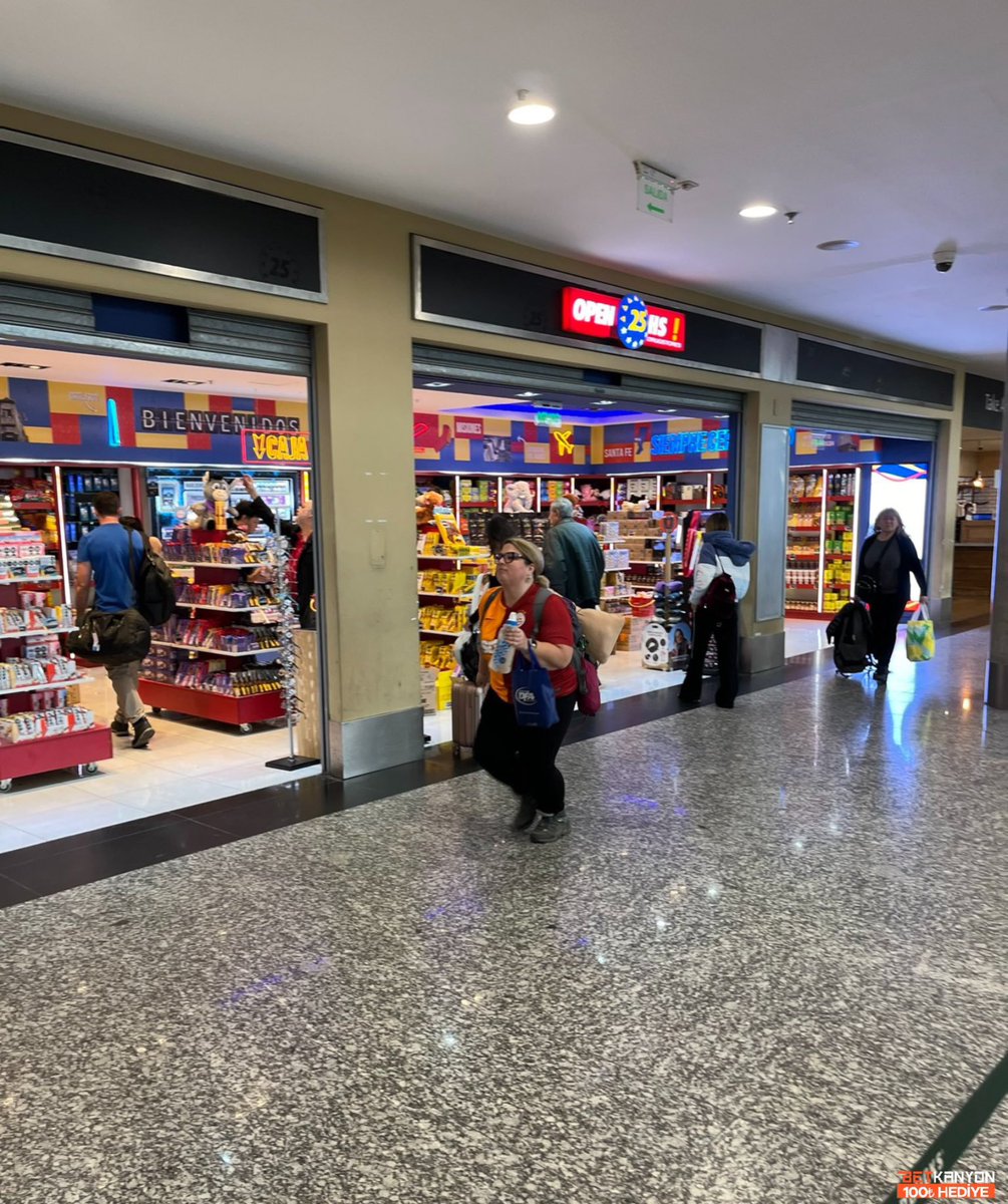 Arjantin’in başkenti Buenos Aires Havaalanı’nın iç hatlar bölümünde Galatasaray formalı bir yolcu.