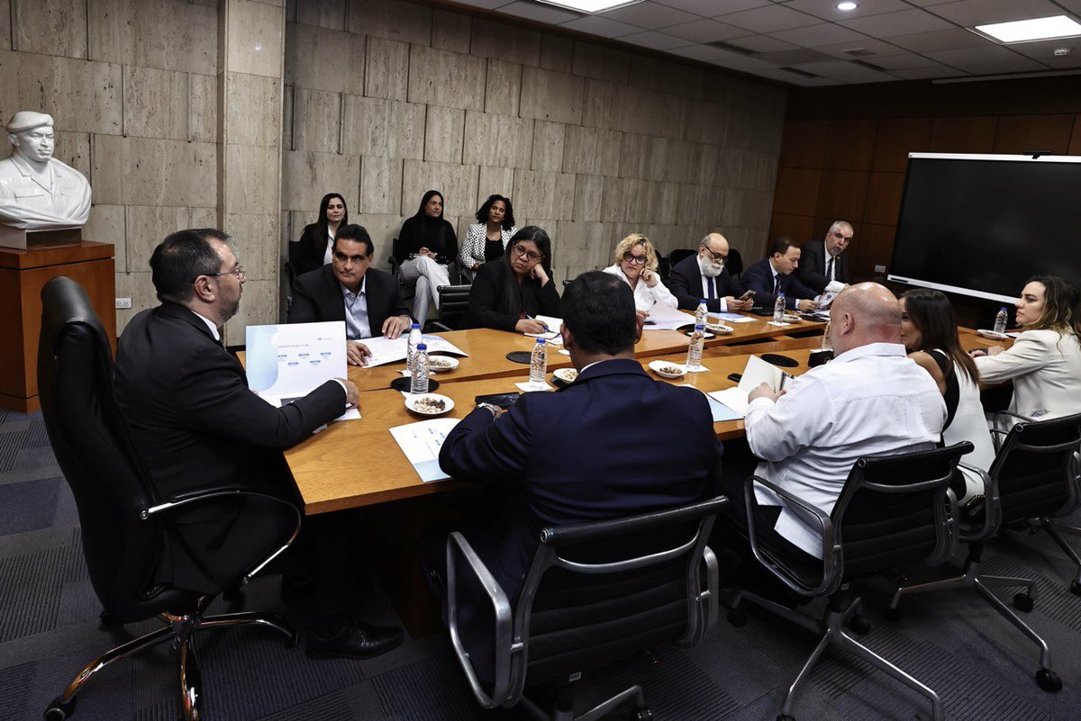 Hemos sostenido una gran reunión de trabajo con los viceministros de Cancillería y el presidente del Centro Internacional de Inversión Productiva, @AlexNSaab, para discutir estrategias sobre cómo seguir fortaleciendo la innovación productiva y la cooperación mutuamente…