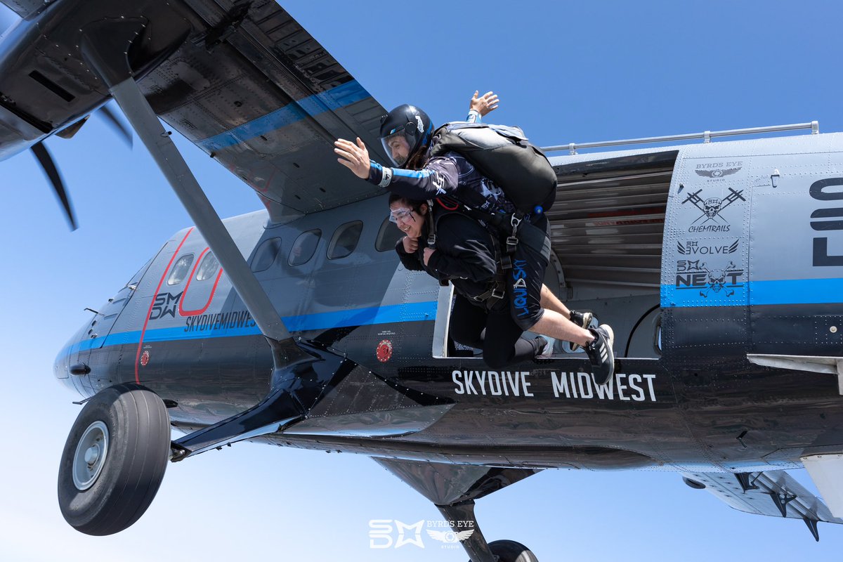 It’s skydiving season again! Let’s goooooo! #skydivingchicago #chicagoadventure #extremesports #letsgo #ADRENALINE