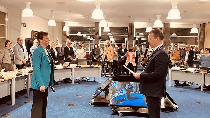 Castricum_NL's tweet photo. 🎉 Op 11 april 2024 is Wilma van Andel geïnstalleerd als nieuwe wethouder voor de gemeente Castricum. Wilma van Andel volgt Falgun Binnendijk op die het college verlaat en op 16 april 2024 wordt geïnstalleerd als nieuwe burgemeester van Heemstede. 
👉 https://t.co/qwhitRdvu9 https://t.co/wOGMCyHWPJ
