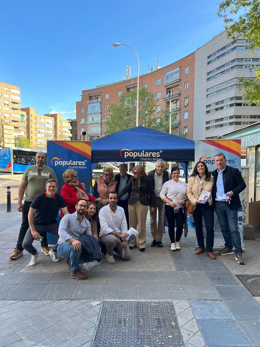 Esta tarde en la Plaza Conde de Casal con todos los vecinos de Retiro que se unen al #EquipoAyuso y al #EquipoAlmeida. 🔵 ¡Únete!