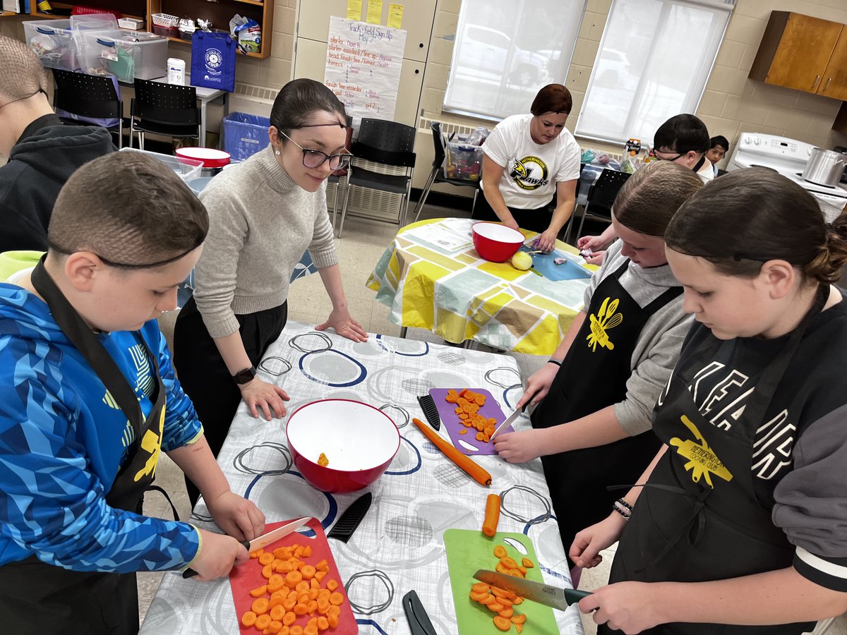 You’re the Chef @HetheringtonPS is all about healthy eating! Yesterday, students mastered vegetable washing for safe prep. Perfect evening for Italian Minestrone Soup! Special thanks to the guest custodian, Mr. Ed, for joining us for dinner. @TheWECHU @gecdsbpro #HealthyEating