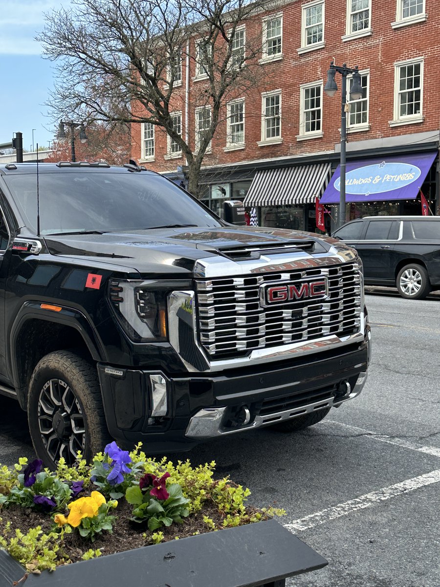 Ahhh... Only one thing can soften the landscape more than flowers: a giant pickup truck. @Nerd4Cities 😄