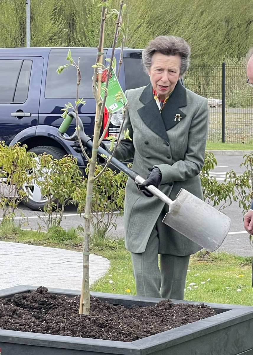 Princess Anne being presented with my Art ⭐️ so proud @impartialrep @rodneyedwards @ciaran_fla @barrabest @WeatherCee @tomgilroy33 @ECMFCM @ExpEnniskillen @enniskillentown @Ferm_Herald @jemma_dolan @Bigpaddy2 @gildernewm @artonatin @SMcCurdyArt @mooney_daw @mcaleese_anne