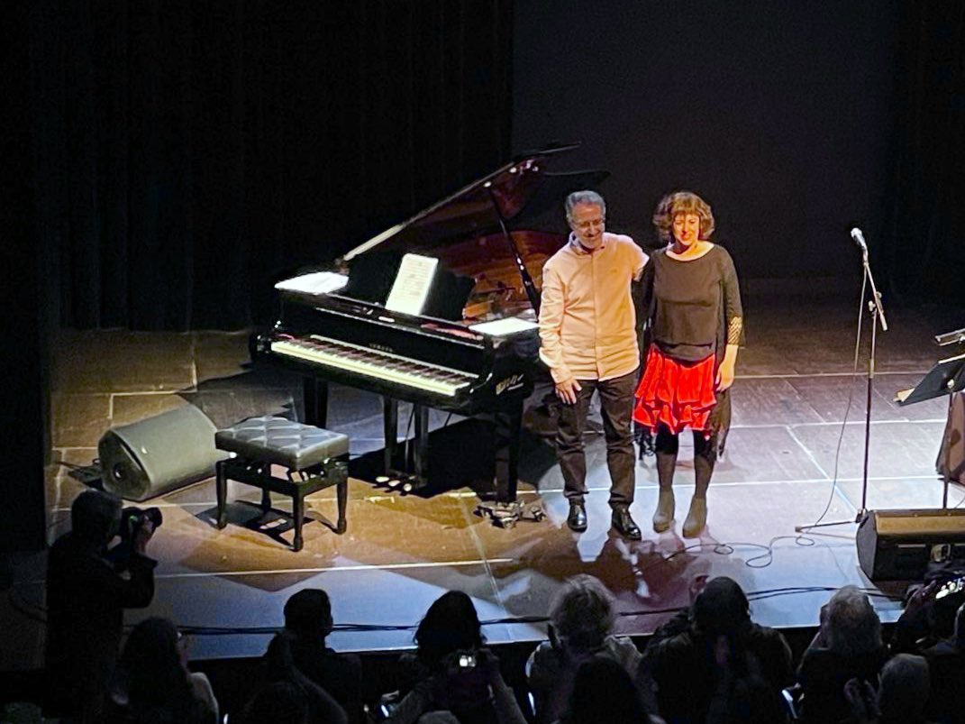 Amb Núria Cols a la veu i David Martell al piano i arranjaments hem viscut avui a la sala petita del #KursaalManresa una fantàstica vetllada de ‘chanson’ i un gran homenatge del @ClubCantautor a Anna Rotllan, ànima de la #Francophonie a Manresa. Magnifique!