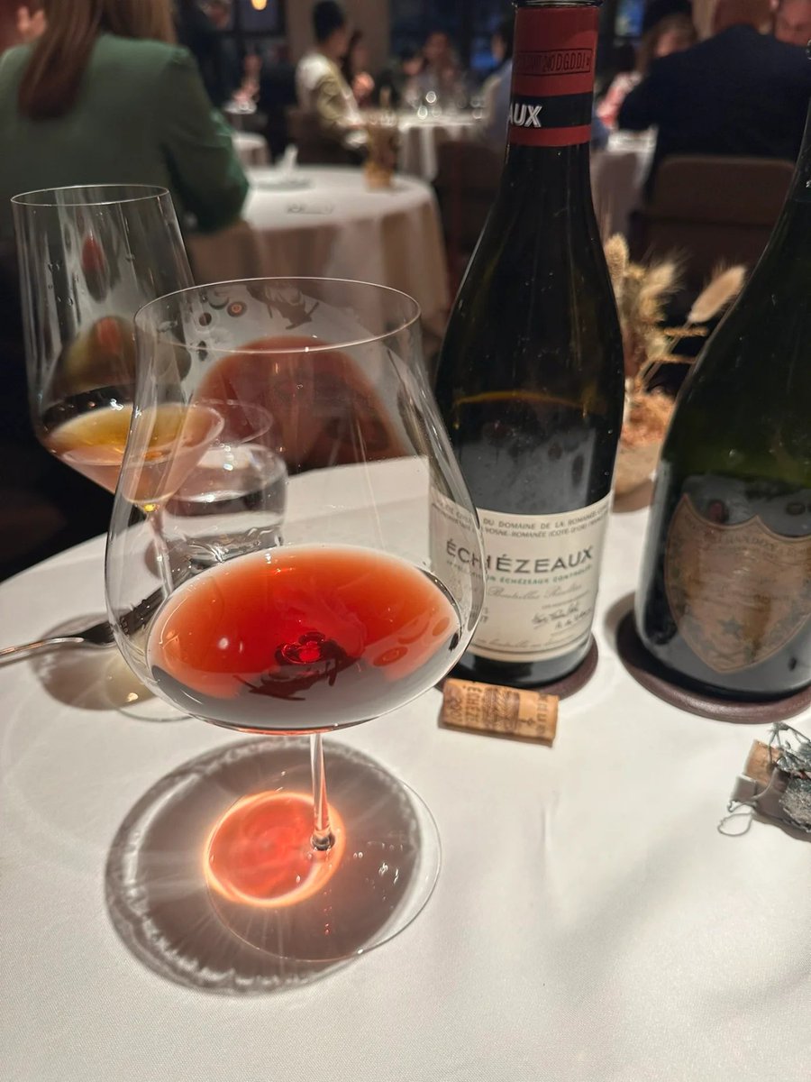 wasim_hammad's tweet photo. In the heart of London, dinner becomes an experience, not just a meal 🍽🍷 https://t.co/w8QbVU6jGL