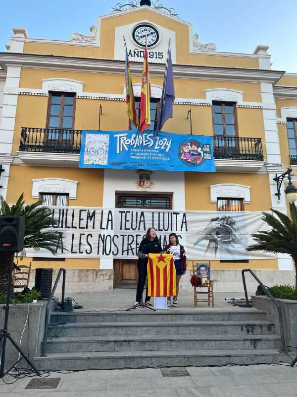 AccioCulturalPV's tweet photo. Guillem, la teua lluita a les nostres mans!!

No hi ha millor homenatge que continuar treballant pel País Valencià i denunciar als feixistes que ens volen aniquilar.

#31anysambtu #NiOblitNiPerdó https://t.co/QEIB3qNaMz