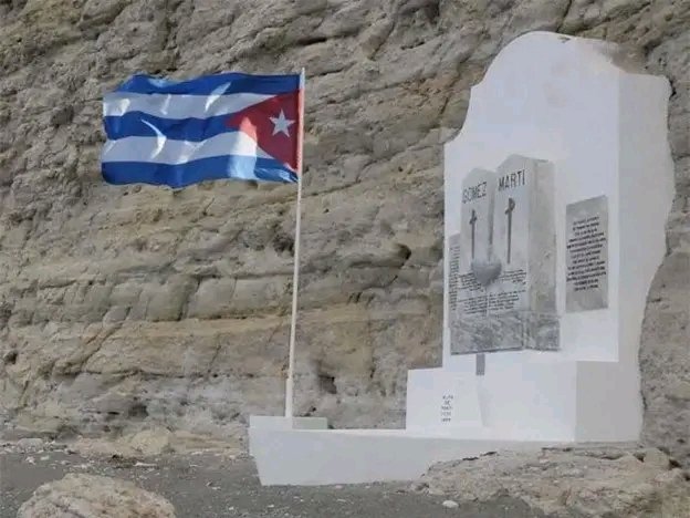 1895: José Martí, Máximo Gómez y un pequeño grupo de patriotas desembarcan por Playita de Cajobabo, en Baracoa, para situarse al frente de la revolución armada, la cual se reinició el 24 de febrero de ese año.
#CubaViveSuHistoria
#MartíVive