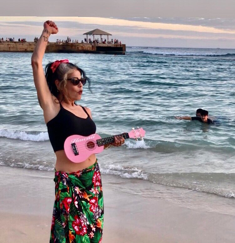 Sunset on Waikiki Beach last night 🌺🎶🌺 #honolulu #waikiki #sunset