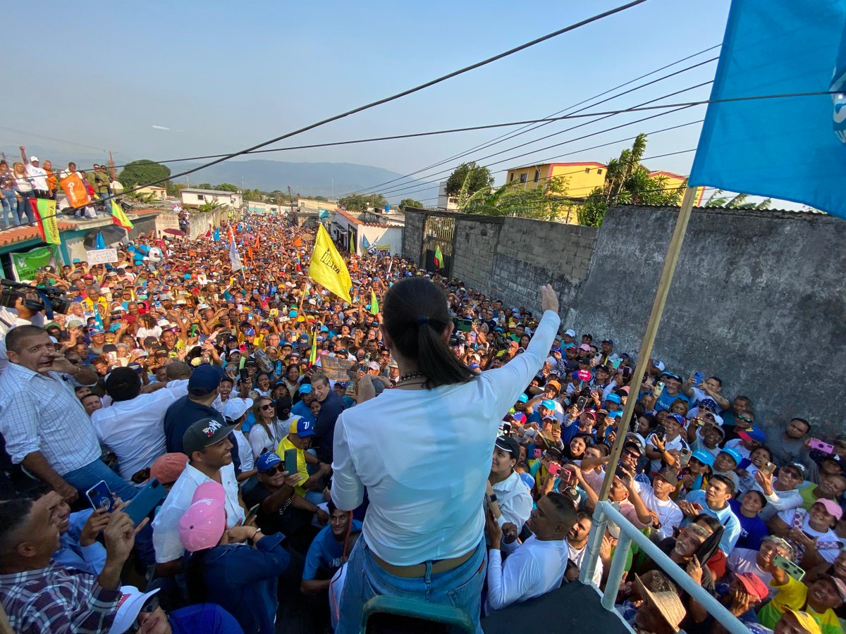 VenteVenezuela's tweet photo. "Esta concentración se montó en dos días, sin medios de comunicación y sin plata. Con amor puro. Hoy somos una mayoria abrumadora"

📍María Corina Machado desde Yaracuy | ConVzla https://t.co/FybAeaA0i5