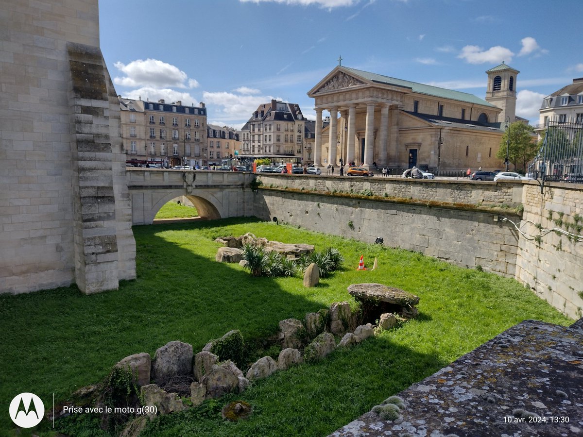Non c'est pas aux #PaysBas, mais c'est un #jardinremarquable avec le #Château qui accueille le #Musée #National d'#Archéologie @Archeonationale c'est donc à Saint-Germain-en-Laye dans les #Yvelines le mercredi 10 avril 2024. Et y a deux #AlléesCouvertes (j'étais en manque)