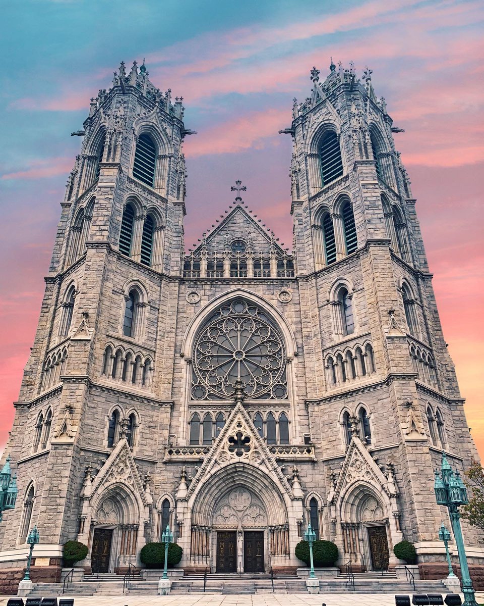 This is not from Medieval Europe. This was built in New Jersey — in the 1950s. So here's a thread of the most spectacular (and unique) churches in America... 🧵