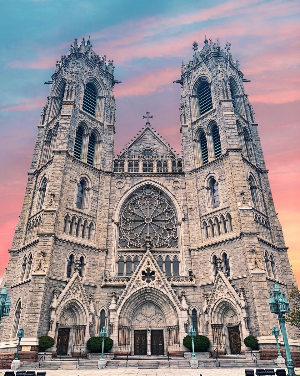 This is not from Medieval Europe. This was built in New Jersey — in the 1950s.

So here's a thread of the most spectacular (and unique) churches in America... 🧵