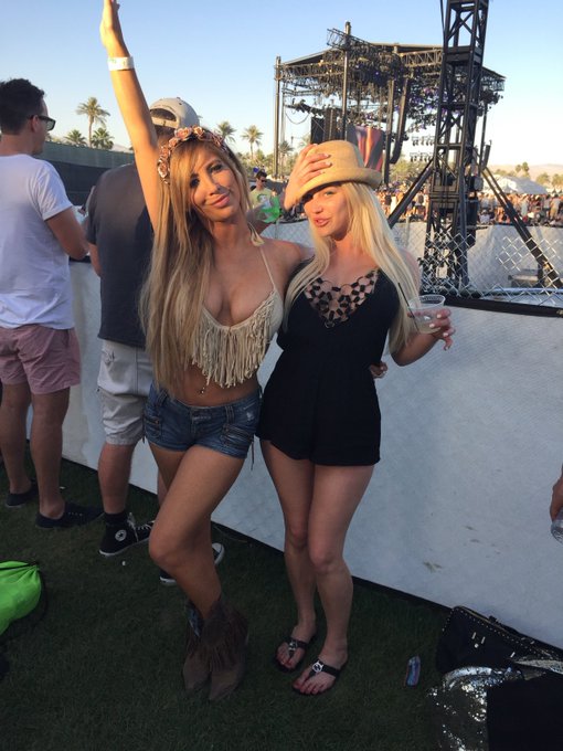 Happy #coachella weekend https://t.co/lYyM0OOH2I<a href="/tag/coachella"class="tags">#coachella</a>