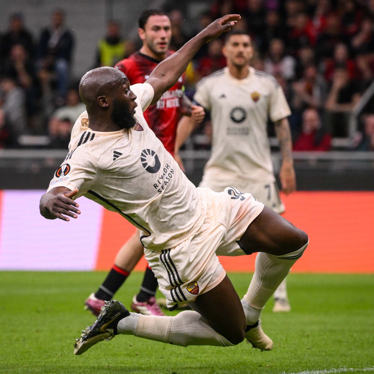 🟨🔁🟥 ⬆️ Diego Llorente ⬇️ Romelu Lukaku 🔴⚫️ 0-1 🐺 (90) #MilanRoma | #UEL