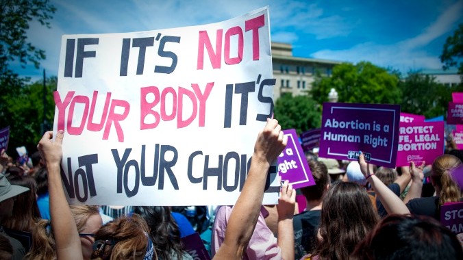 Tennessee Is the Latest State to Try and Criminalize People for Helping Minors Get Abortion Care jezebel.com/tennessee-is-t…