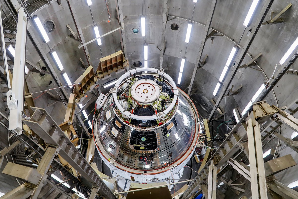 Being in the vacuum chamber has us breathless 😲 The #Artemis II spacecraft is currently undergoing electromagnetic interference/compatibility testing inside one of the altitude chambers at @NASAKennedy, upgraded to test Orion in a vacuum environment that simulates an altitude…