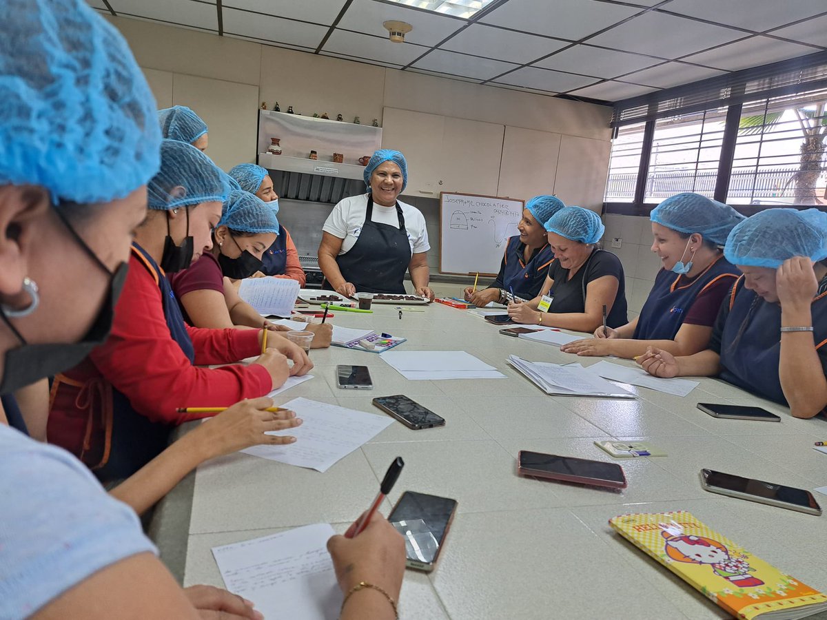 #HOYenCANIA se llevó a cabo un nuevo taller de fortalecimiento económico de bombones de chocolate para las madres de nuestros pacientes. En esta oportunidad contamos con la profesora Josefina Hernández facilitadora de Fundación Empresas Polar #VamosPorMás