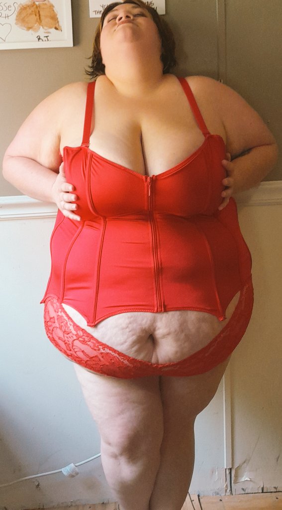 ChonkyCouple69's tweet photo. On Thursdays we wear red 
https://t.co/K41ynwszSa https://t.co/Nd6FBecoQa