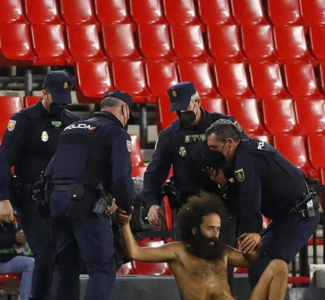 Mo Salah refusing to be escorted off the pitch after losing 3-0 at home to Atalanta…