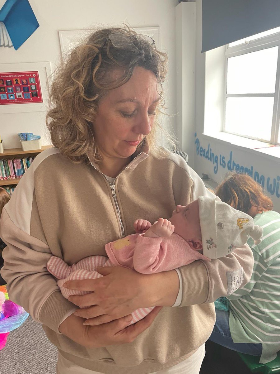 Penclawdd's tweet photo. 📚All about babies and siblings today. Staff couldn’t resist a cuddle with our beautiful 2 week old baby 👶🏼who had her first visit to our Rhyme & 🪇Rhythm time📚 session #Penccomm #PencLLC #PencEXP https://t.co/jc0utCpYFQ