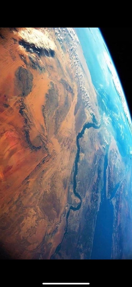 The mighty Nile river captured from space. Thanks ISS. 💙💚
