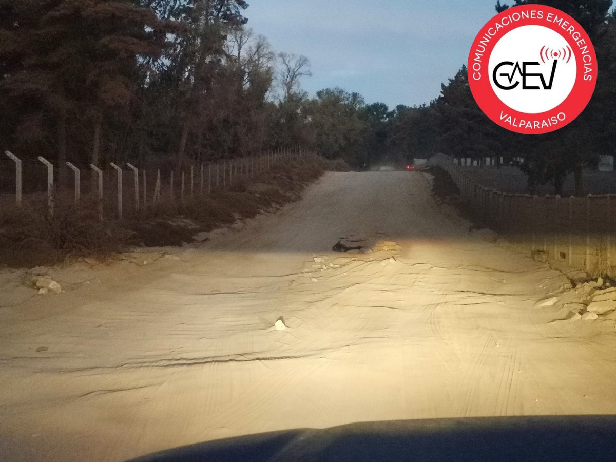 CEValparaiso's tweet photo. #ViñadelMar Estimados @ReneLues @panchoporvina se podrá cordinar con quien corresponda un perfilado que no sea recto en camino Los Pinos ya que todas las veces se ha realizado mal, pésimo operador de la motoniveladora cada vez deja más mal el camino con baden de hasta 1.5 mtrs. https://t.co/CrWYamUfu1