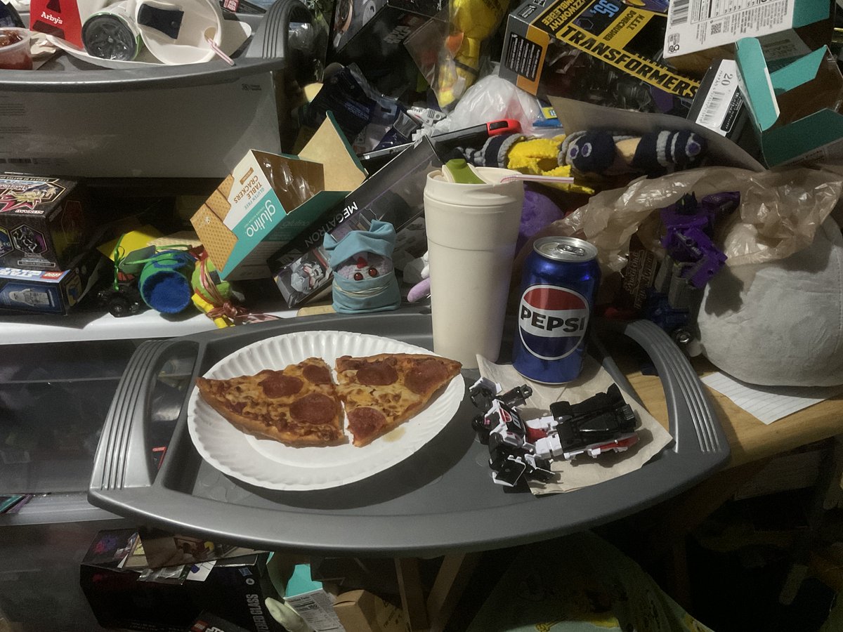 @JesseWittenrich @TformTheNight @BotCon
Puggle IDW Galvy: Seeing #Crasher/#Fracture From #TransformersLegacy/#Transformers #Legacy Taking A Nap By 2 #GlutenFree #PepperoniPizza #Slices From #DominosPizza On This Thurs.04/11/2024 Day! #GalvyTFs #Pizza #GalvyTFsPizza #Velocitron♒️