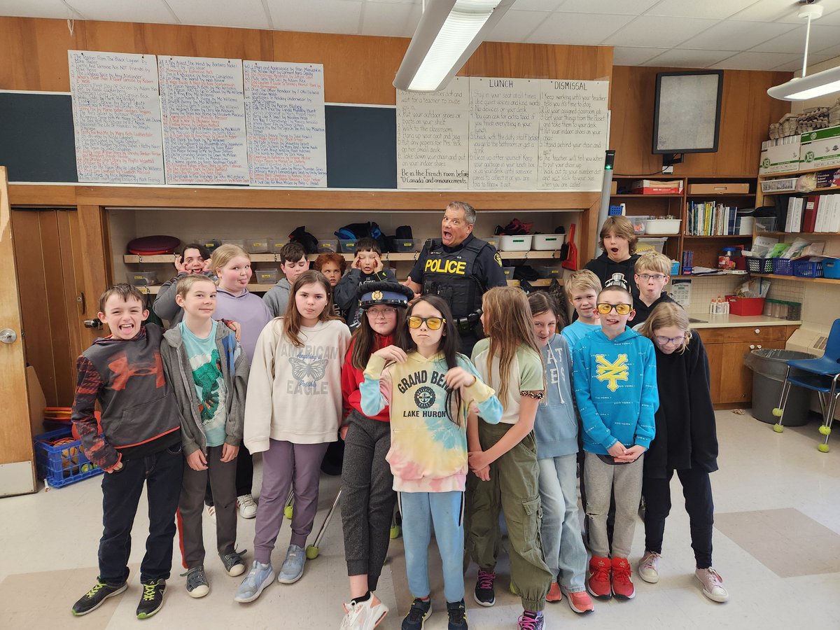 #HuronOPP Community Safety Officer Soldan was invited to the #stephencentralpublicschool in @SouthHuron to talk about #OnlineSafety #bullying #substanceabuse and law in #canada. This grade 5/6 class was #Amazing so we let them have a silly photo too! #OPP #communityangagement^cs.