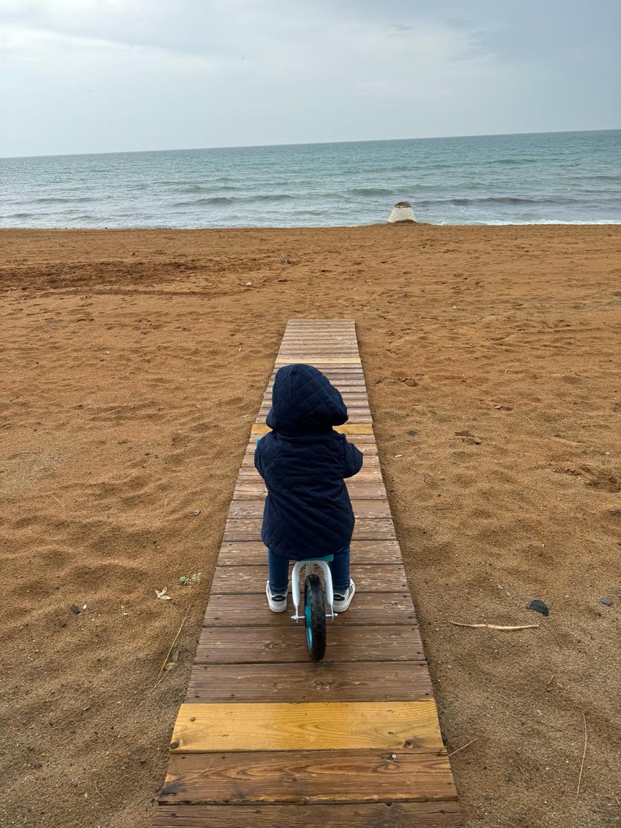 Todos los caminos de la vida nos ponen delante de algo que se termina, pero hay siempre un mar infinito delante de nosotros que nos desafía a empezar una nueva aventura y a esperar que llegue alguien de más allá del horizonte para abrazarnos.