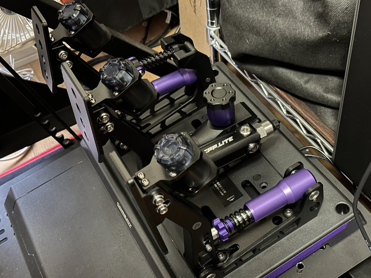 SuzuKen_eRacer's tweet image. なかなかポジションが決まらない
#CONSPIT