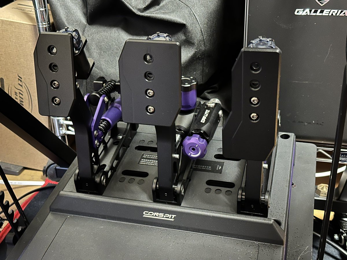 SuzuKen_eRacer's tweet image. なかなかポジションが決まらない
#CONSPIT