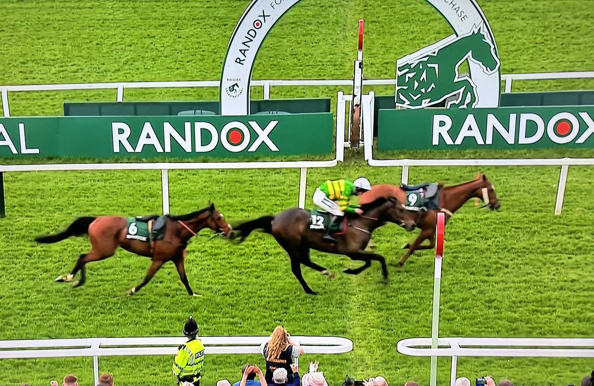 The quite extraordinary 🇮🇪🌟@QrIrish @amajox @DerekOConnor82 🌟delivers a masterclass performance!  WINS @AintreeRaces @RandoxHealth #Foxhunters #ItsOnTheLine #EmmetMullins #JPMcManus 🌟🦊🇮🇪💚What a ride! Many congratulations to winning connections 🥂👌👏👏#topride #topjock 🌟